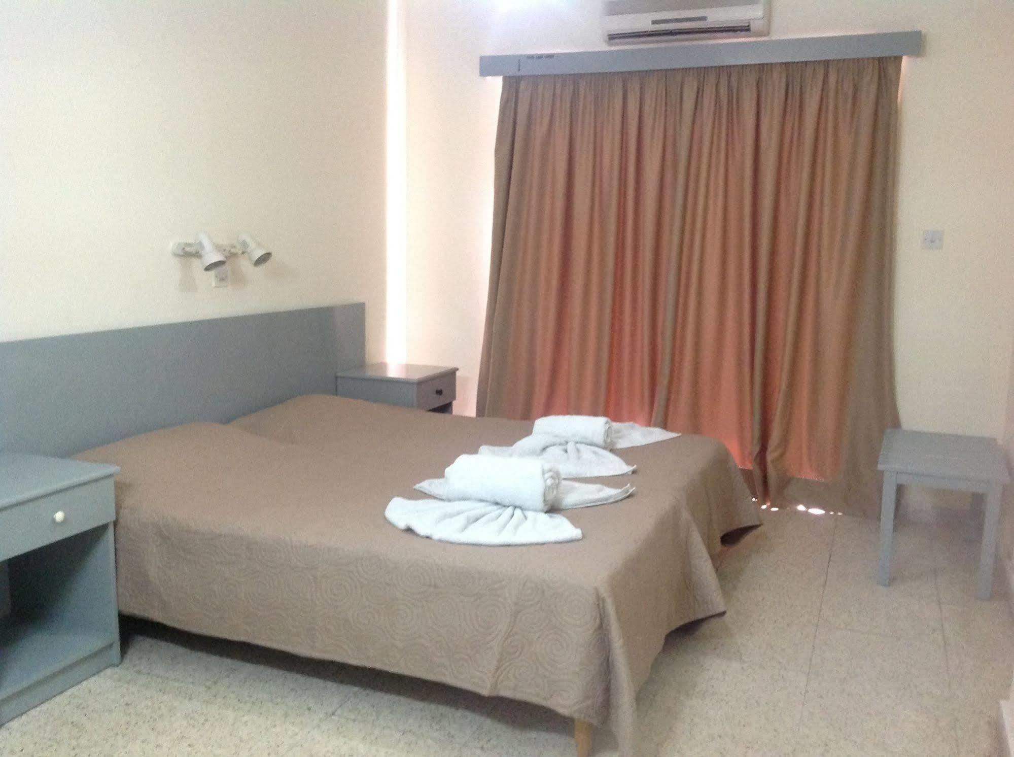 Efi Hotel Apts Ayía Nápa Extérieur photo